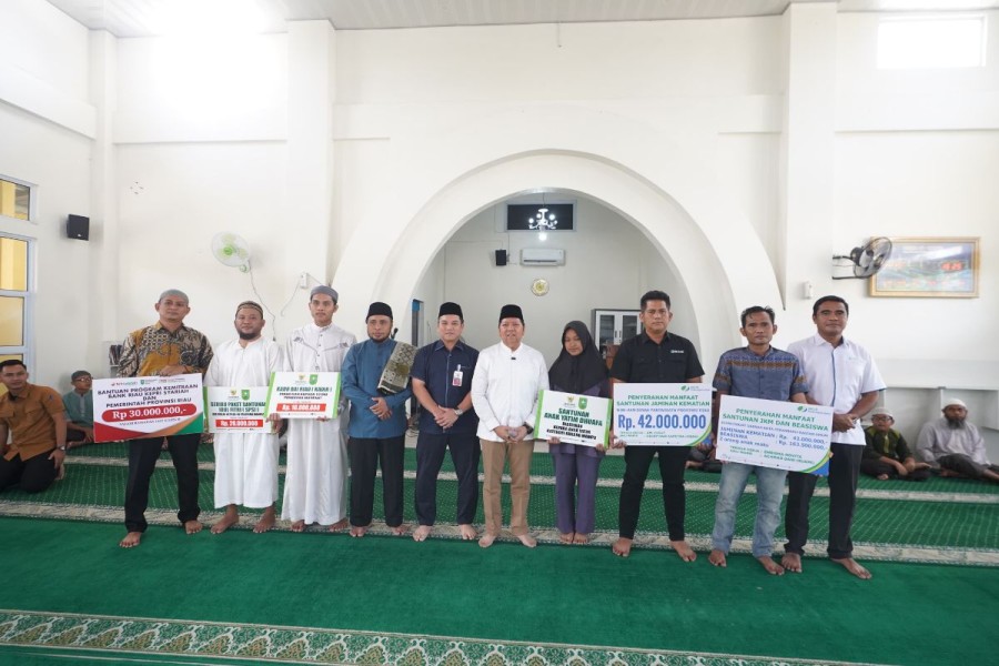 BRK Syariah Salurkan Bantuan untuk Masjid At-Taqwa dalam Safari Ramadan Pemprov Riau