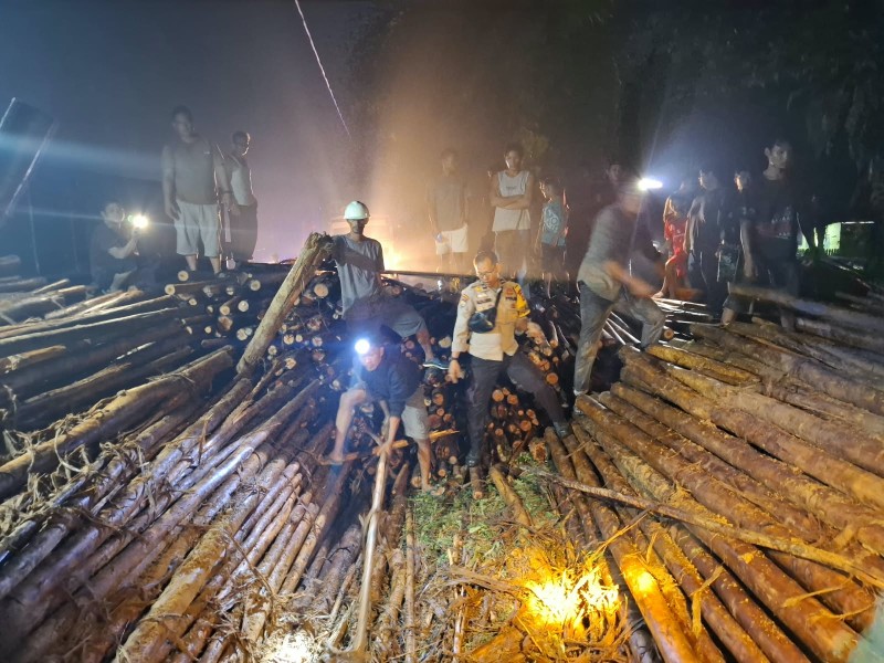 Tragis! Mekanik Tewas Tertimpa Kayu Muatan Truk Fuso Saat Mengelas di Pelalawan