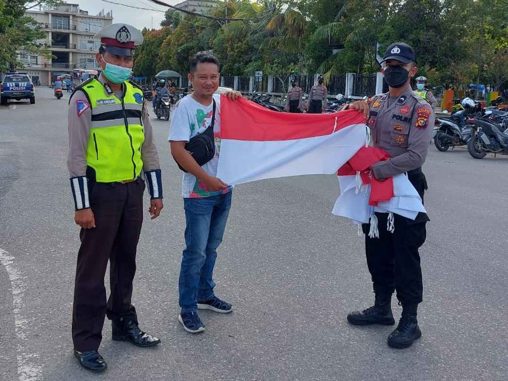 Polres Inhil Bagi-bagi Bendera Merah Putih kepada warga