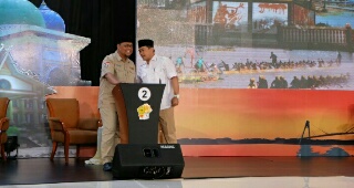 Mengawali Debat, LE Tegaskan 1 Milyar Wujud Keberpihakan Terhadap Desa dan Kelurahan