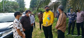 Respon Laporan Warga Terkait Jalan Rusak, Andi Putra Tinjau Jalan Sikijang LTD