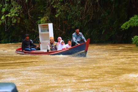 Polres Inhu Bantu Masyarakat Talang Mamak Pustaka Air Bersih Keliling