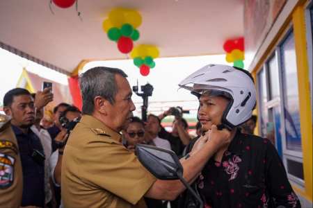 Gubernur Syamsuar Resmikan Drive Thru Pangkalan Kerinci, Bayar Pajak Cuma 3 Menit