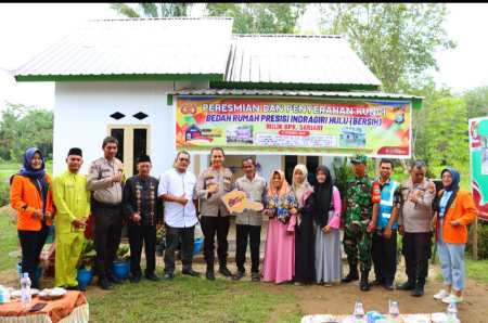 Program Bersih Polres Inhu, Sariani Terima Kunci Rumah dari Kapolres Alponso