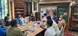 Simbol Restu, Panitia Musda KNPI Riau Kongkritkan Proses Tepung Tawar dengan LAM Riau 