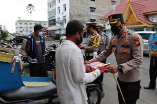 Kapolres Inhu Bagikan Ratusan Masker dan Paket Sembako kepada Masyarakat