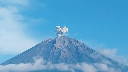 Fenomena Langka: Enam Gunung Erupsi Bersamaan Hari Ini, Semeru Semburkan Kolom Abu 1.000 Meter