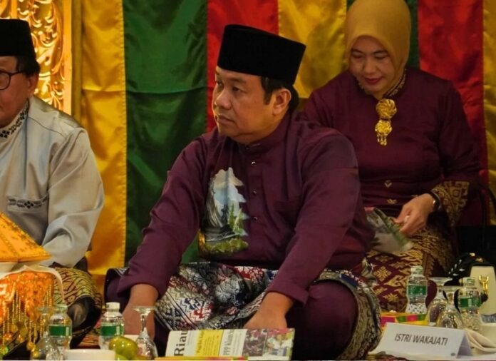 Pimpinan DPRD Riau Hadiri Penganugerahan Gelar Adat Kepada Kejati Riau Akmal Abbas