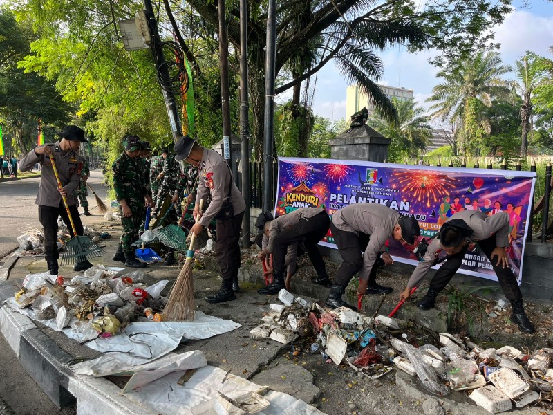Sambut Ramadan, Polda Riau dan Pemkot Pekanbaru Bersihkan Fasilitas Publik