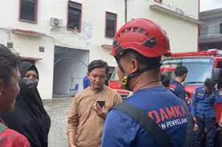 Sempat Keluarkan Asap, Universitas Abdurrab Pekanbaru Nyaris Terbakar