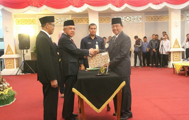 Gubri Serahkan DIPA 2017 Ke Bupati Inhil