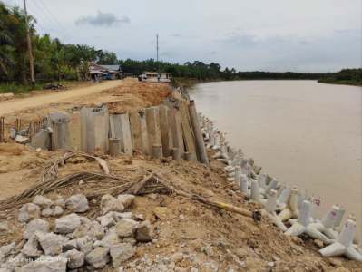Anggota DPR RI Persoalkan Proyek Turap Desa Danau Inhu, Minta Perusahaan di Blacklist 