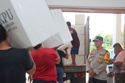 Kapolres Rokan Hulu Pantau Langsung Pergeseran Kotak Suara di Gudang Logistik