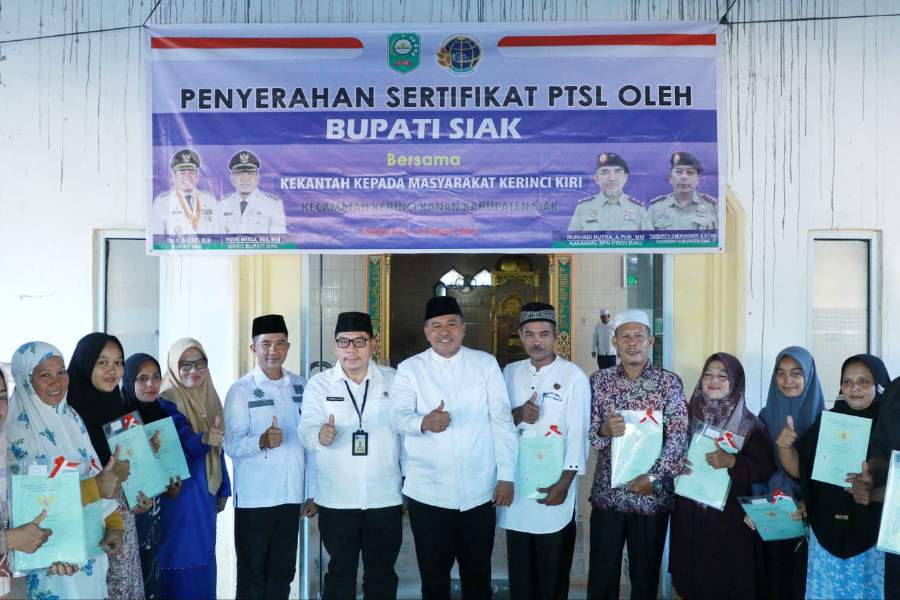 Masyarakat Kerinci Kiri Siak Terima 242 Sertifikat TORA