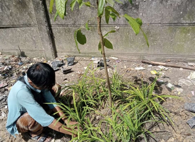 Sambil Aksi Tanam Pohon, Wali Kota Pekanbaru Tindak Tegas TPS Liar