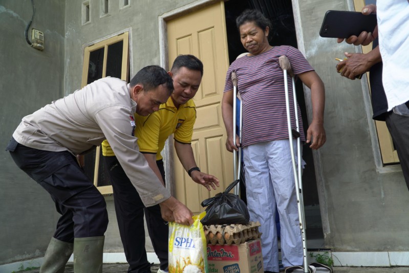 Kapolres Rohul Berikan Bantuan Sosial kepada Masyarakat Kurang Mampu di Desa Pasir Baru