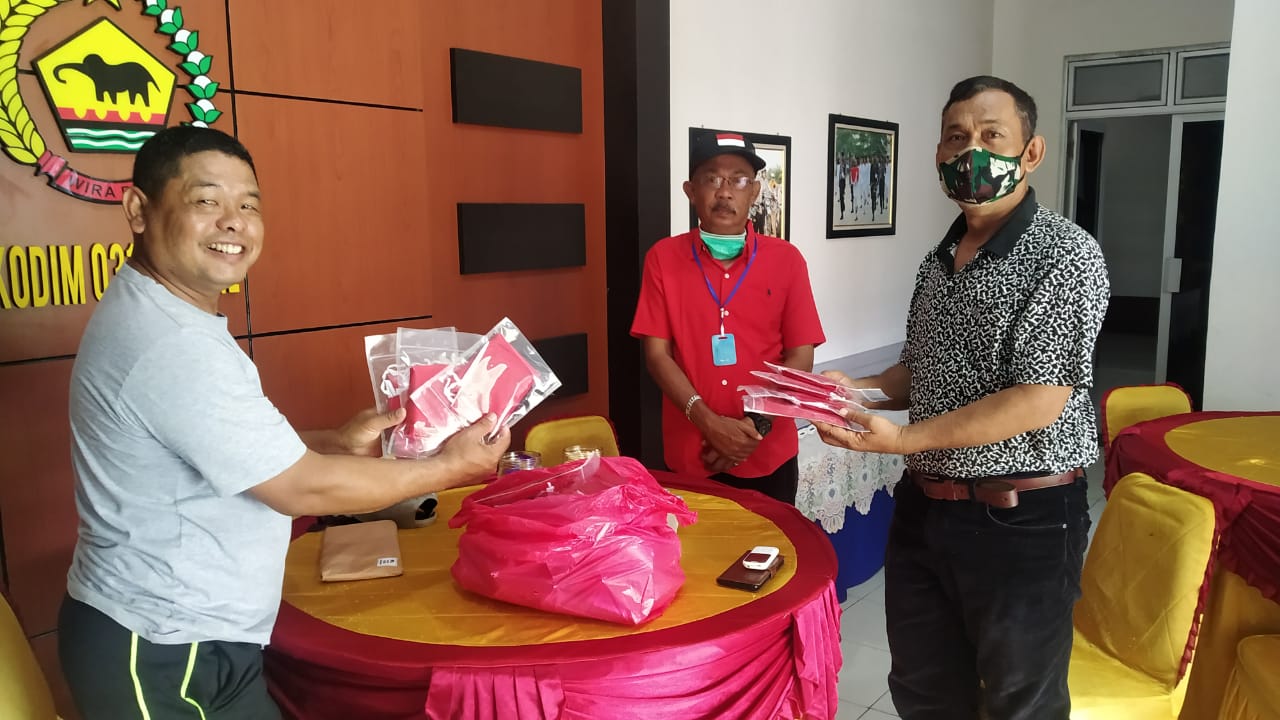 Sambut HUT RI ke-75, Yayasan Vioni Bersaudara Serahkan Bendera untuk Masyarakat