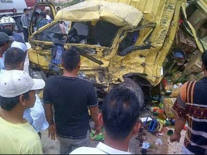 Motor Tracker Oleng, Akhirnya Tabrak Cerry Pic-Up