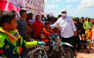 Bupati Siak Buka Kejuaraan Grasstrack dan Motocross Tumang Championship