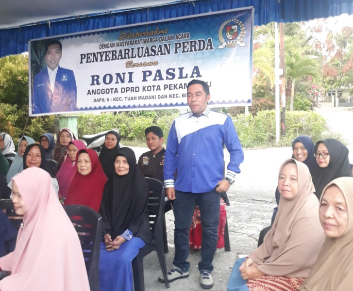 Roni Pasla Sosialisasikan Perda Kepada Masyarakat Dapil V