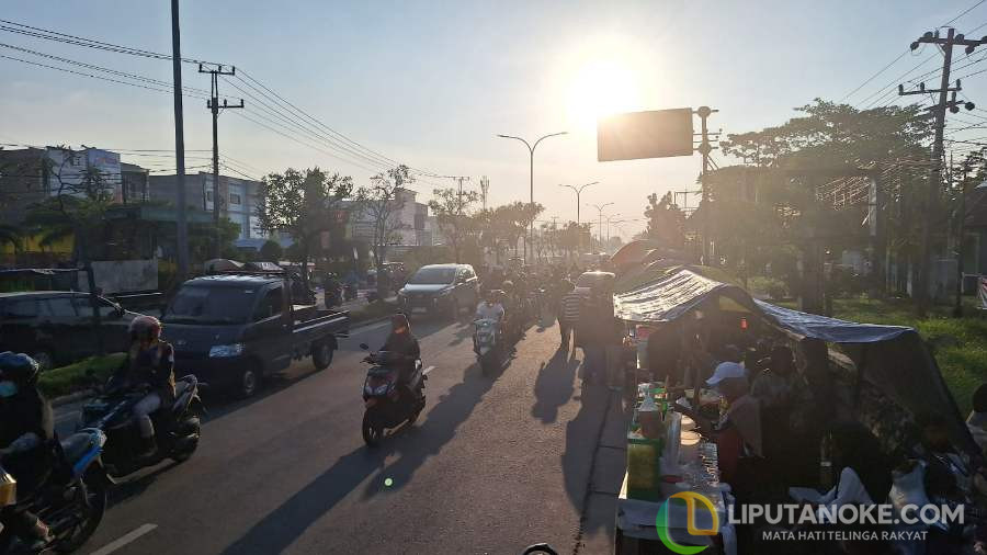 Warga Panam Berburu Takjil, Jalan Soebrantas Pekanbaru Macet dan Sesak