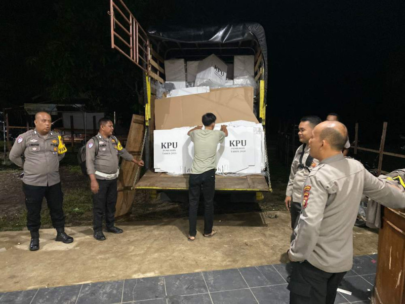Polsek Singingi Kawal Distribusi Logistik Pilkada 2024 dari PPK Kecamatan Singingi ke KPU Kabupaten Kuansing