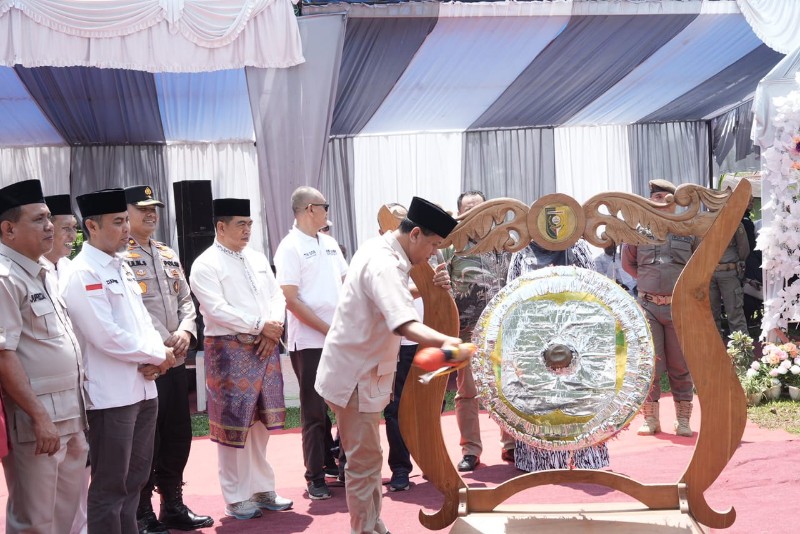 Buka Pacu Jalur Tepian H. Saidina Ali, Bupati Suhardiman Salurkan Bantuan UMKM