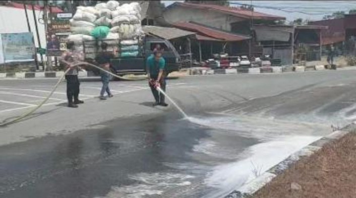 Cegah Kecelakaan, Polri-Damkar dan Warga Tualang Siak Tangani Tumpahan Minyak