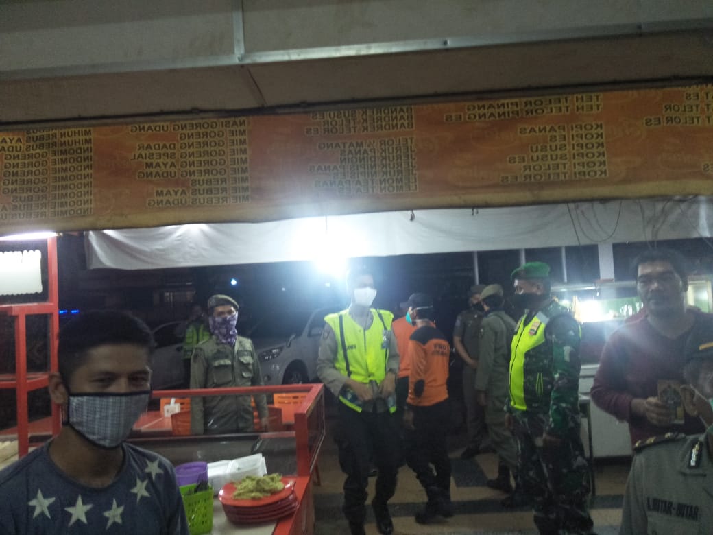 Riau Masuk Zona Merah Covid-19, Masyarakat Masih Nekat Nongkrong di Warung