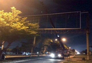 Diduga Ilegal, Tim Yustisi Pemko Pekanbaru Potong Bando di Kawasan Soekarno Hatta