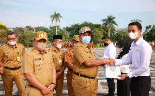 Serahkan SK CPNS Bupati Alfedri Pesan Calon ASN Mesti Berkontribusi Untuk Daerah