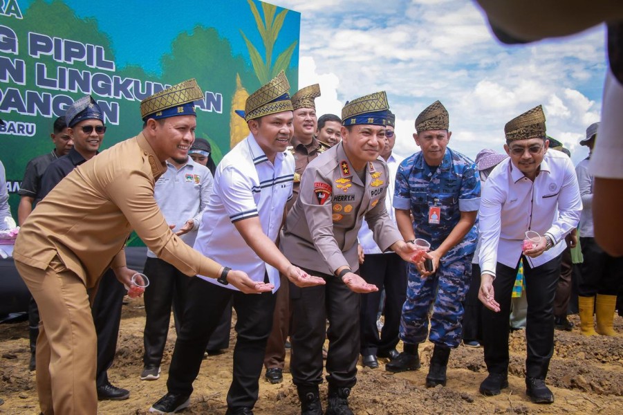 Gubri-Wako Pekanbaru Bersama Kapolda Tanam Belasan Ribu Pohon dan Jagung Pipil