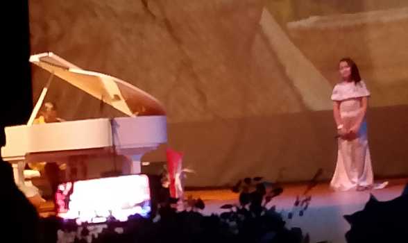 Lantunkan Lagu Beauty and the Beast, Duet Kakak Adik Tampil Memukau di Anjungan Idrus Tintin