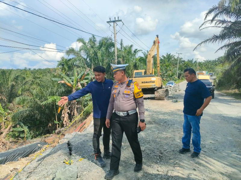 Gercep, Satlantas Polres Siak Perbaiki Jalan Amblas di Kecamatan Minas