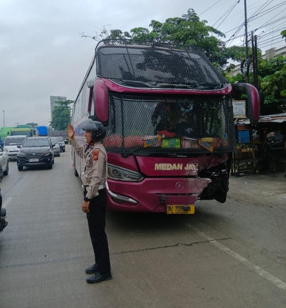 Sebuah Mobil Tabrak Bus di Jalan Siak II Pekanbaru, Begini Kronologinya