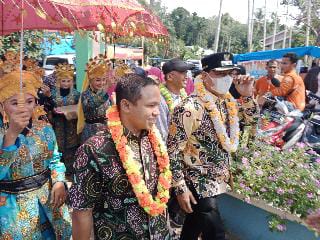 Anggota DPR RI Abdul Wahid Diarak di Arena Pacu Jalur Tepian Rajo Pangean