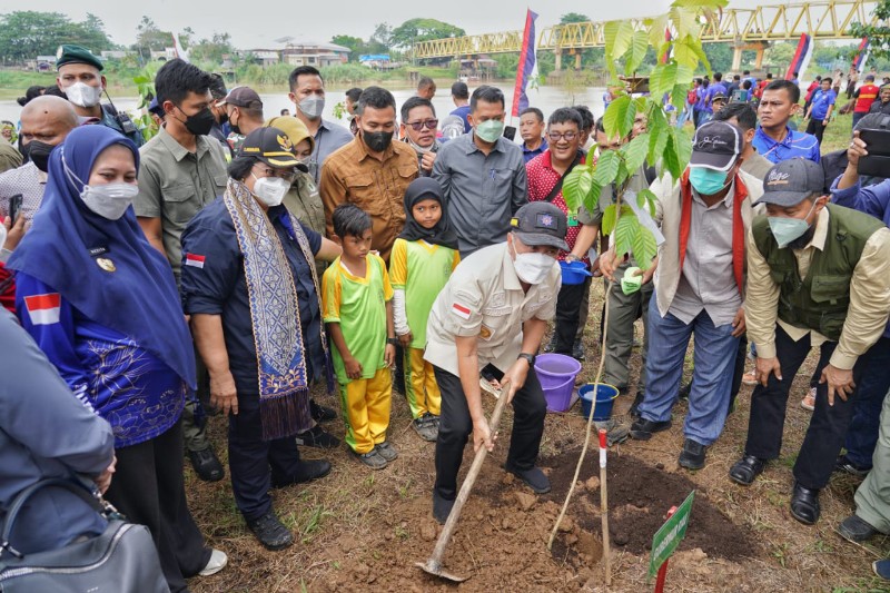 Menteri LHK Tanam Pohon di Inhu, Dukung Pemberdayaan Suku Talang Mamak dan Melayu Tua