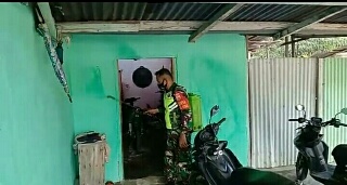 Babinsa Koramil 03/Siak Lakukan Penyemprotan Disinfektan 