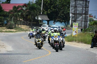 Kapolda Riau Bersama Danrem Tunggangi Motor Tinjau Vaksinasi di Siak