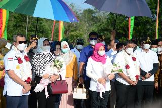 Ribuan Masyarakat Sambut Antusias Gubri dan Wagubri di Lapangan Bola Internasional Rohul