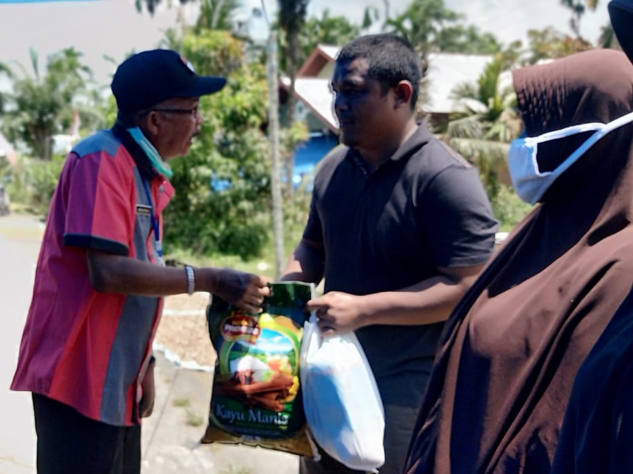 Gunakan Sepeda Motor, Marlis Syarif Bersama Hosen Kunjungi Korban Kebakaran dan Beri Bantuan