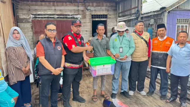 Bupati Inhil Salurkan Bantuan Korban Angin Puting Beliung di Desa Sungai Bela