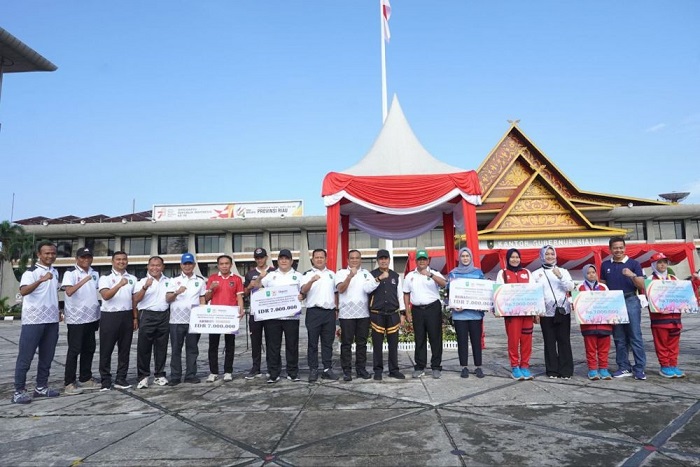 Gubernur Syamsuar Serahkan Penghargaan Kepada Atlet dan Pelaku Olahraga Berprestasi