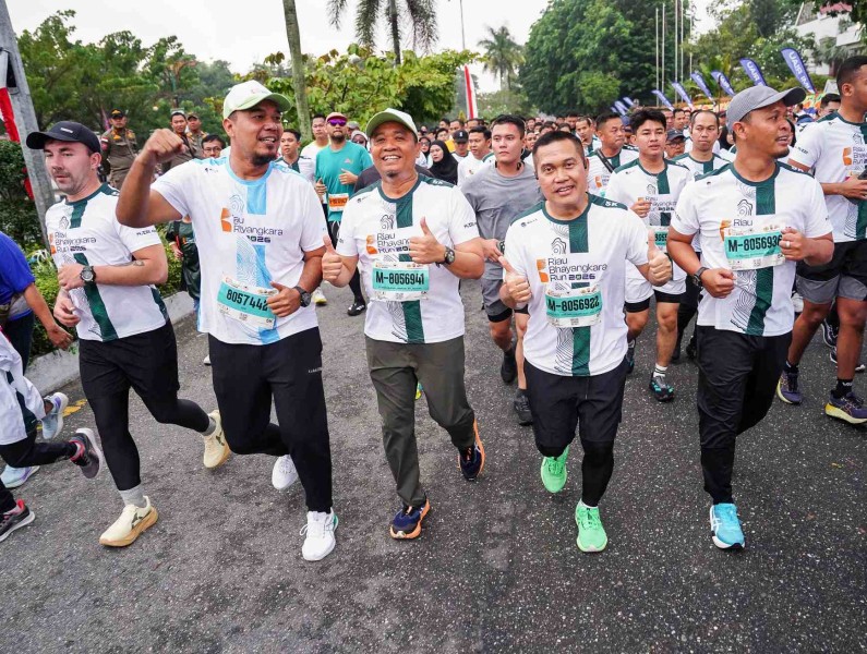 Wako Agung dan Ketua TP PKK Pekanbaru Ikut Ramaikan Riau Bhayangkara Run 2026