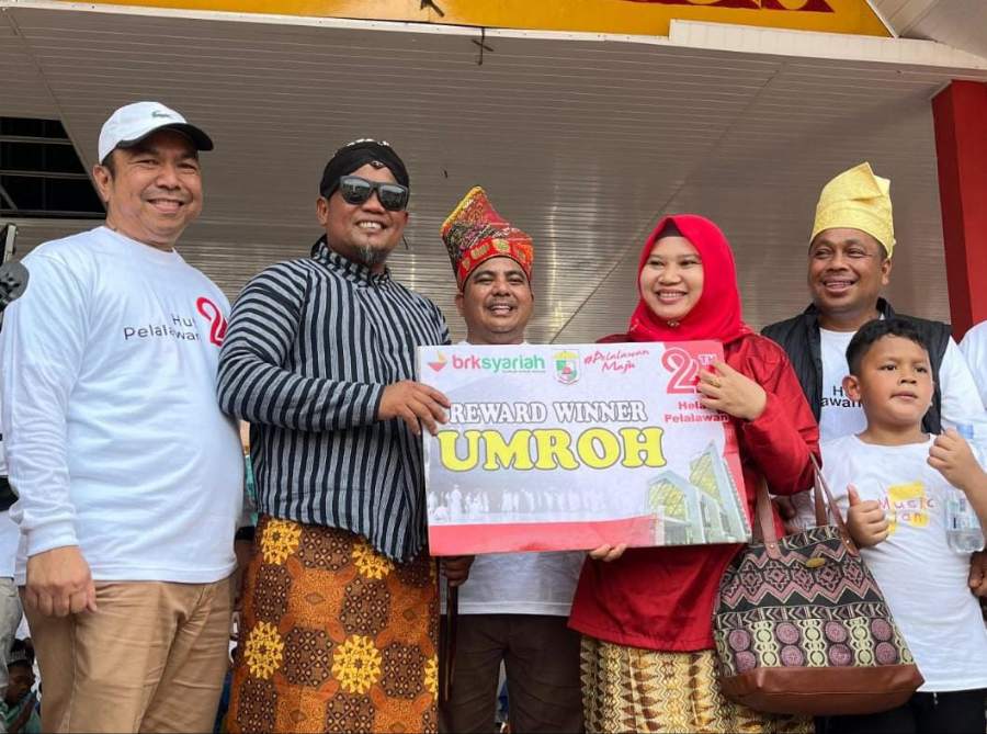 Usai Jalan Sehat, Eni Bidan Batin Lalang ini Dapat Tiket Gratis Umroh dari BRK Syariah