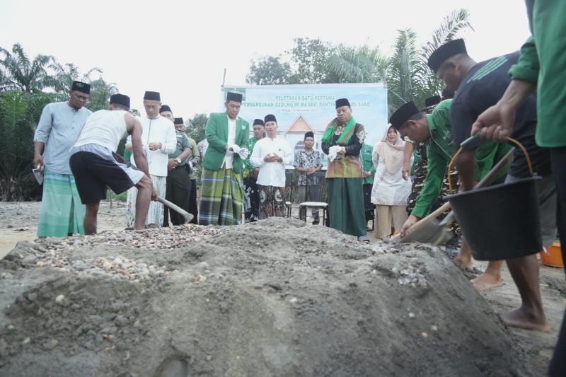 Bupati Didaulat Letakkan Batu Pertama Pembangunan MIaarif Ranting NU