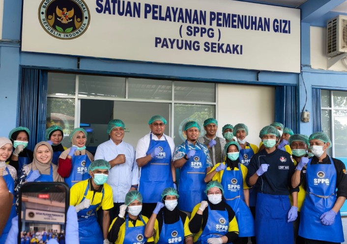 Wako Agung Dampingi Andre Rosiade Tinjau Dapur MBG di Pekanbaru, Masyarakat Setuju Dilanjutkan