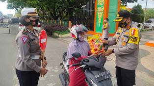 OPS Zebra LK 2020, Kapolres Inhu Edukasi 4M Protokol Kesehatan Covid & Bagi Sembako