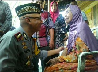 Polisi Pekanbaru ini Rela Lewati Semak Ilalang & Jalan Penuh Lumpur Demi Membantu Masyarakat 