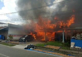 Diduga Akibat Arus Pendek, Mobil dan Rumah Warga Dilalap Si Jago Merah